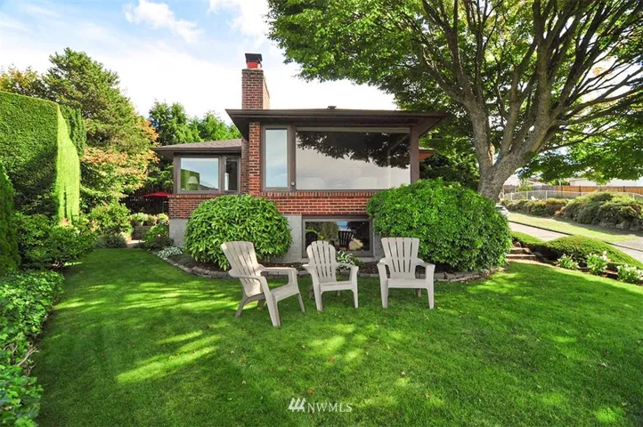 Fantastic late 40's custom built brick beauty located in the most desirable neighborhood of Gatewood Hill! Large treed corner lot with mature landscaping for maximum serenity and privacy. Meticulous and caring owners have done a superb job updating and enhancing this already very appealing home!