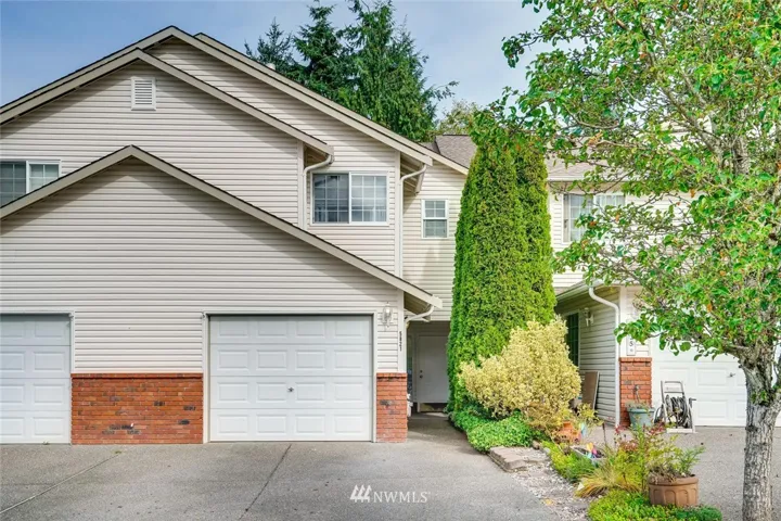 LARGE & BEAUTIFUL 3 BEDROOM TOWNHOME IN SILVER FIRS NEAR MILLCREEK.