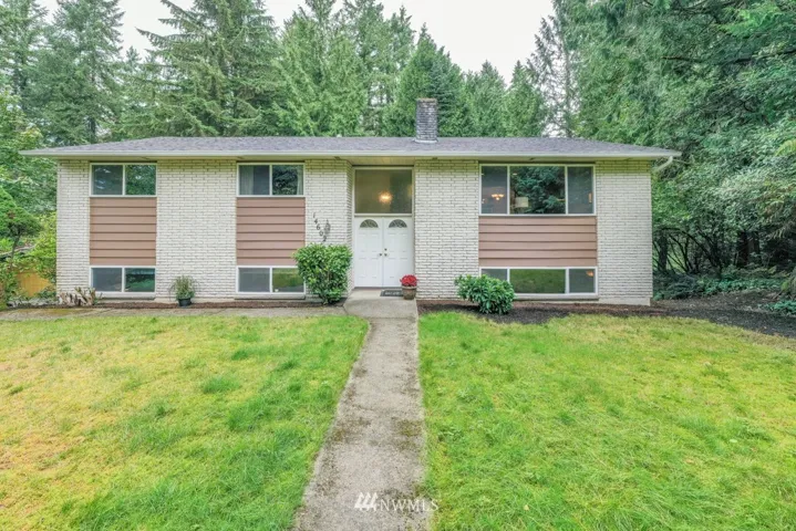 Spacious home with Issaquah Schools in the Briarwood community of Renton. This spacious floor plan boasts 2,540 s.f. and features 4 bedrooms, 2.75 baths on a 23,992 s.f. lot.