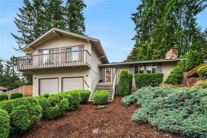 Meticulously maintained tri-level home in Briarwood.