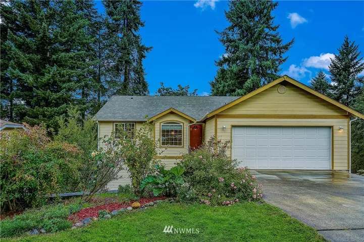 Lovely daylight rambler with all utilities on the main floor~