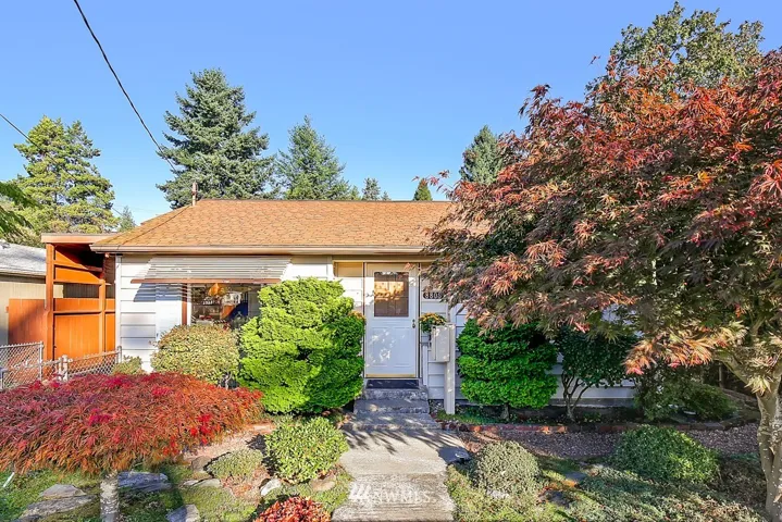 A darling 2 bedroom, 1 bath home located near Westwood Village in West Seattle.  Close to bus line for easy commute to city or airport!