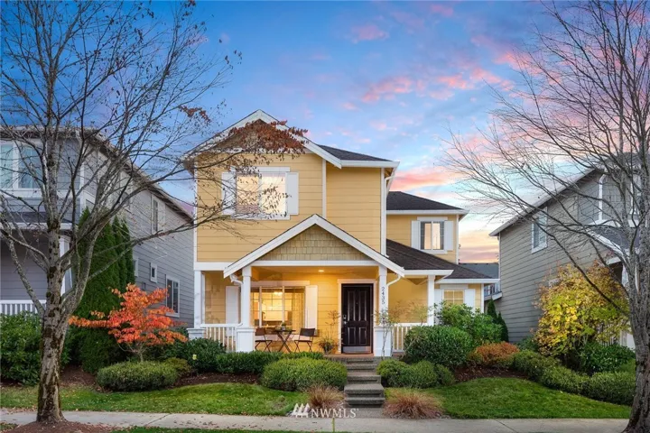 Welcome to this bright and cheery turn-key home!
