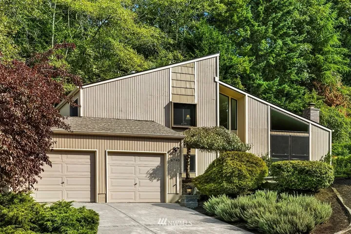 Northwest Contemporary home located in the desirable Mercer Ridge neighborhood of Mercer Island.