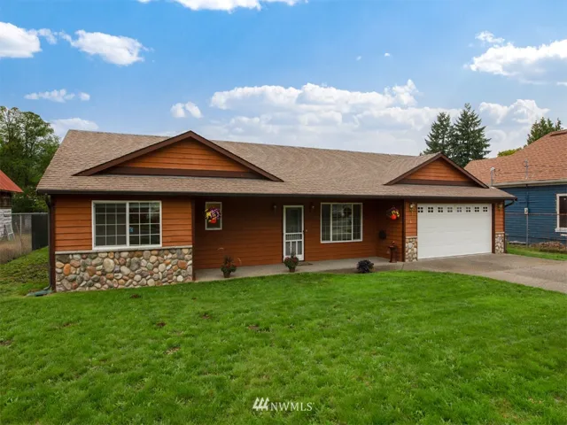 Welcome home to this quality rambler, bathed in natural light!