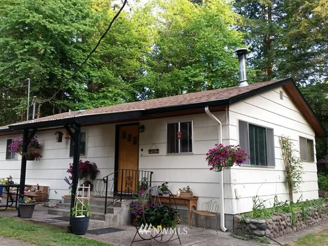 Nice covered porch with a great planter in front...