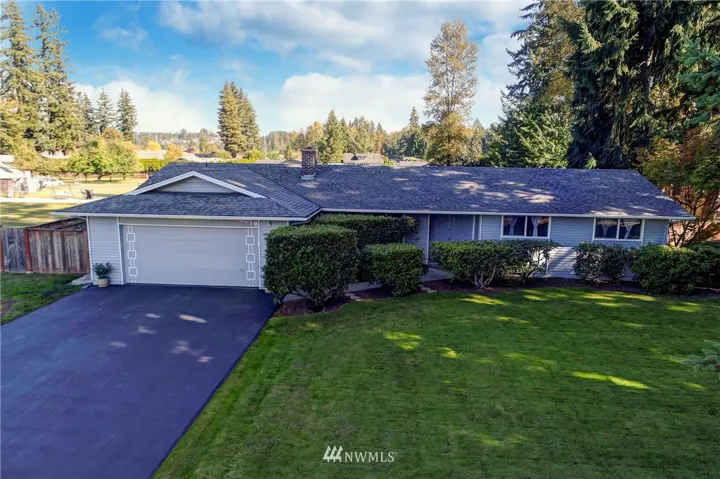 Amazing Rambler on 1/2 acre lot & minutes to I-5.