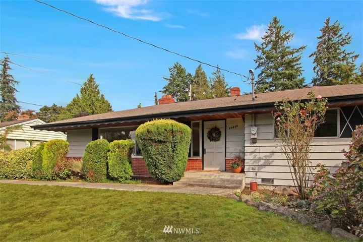 Classic 1960 Cape Cod with a true mid-century vibe in a great Richmond Beach location, close to coffee shops, restaurants and a short jaunt to the beach!