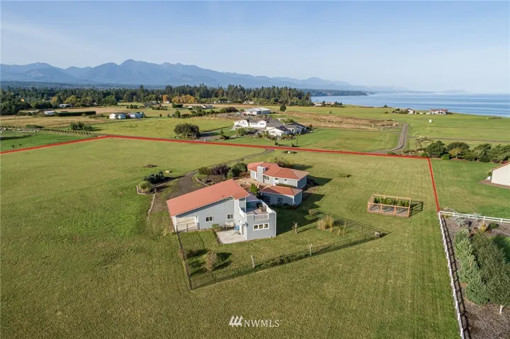 5 VIEW Acres - Main Cottage, Garage Studio oriented for gorgeous sunsets!!