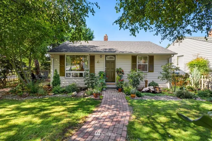 Welcome to your cozy new cottage in Seaview, West Seattle's jewel of a neighborhood.