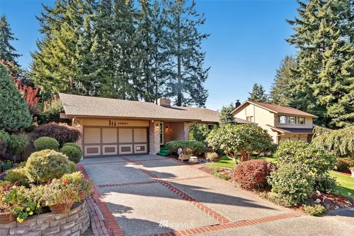 Welcome to your beautiful new home. Spacious 2340 square feet of ONE level living on a beautiful lot with manicured grounds. BRAND NEW ROOF is less than 30 days old!