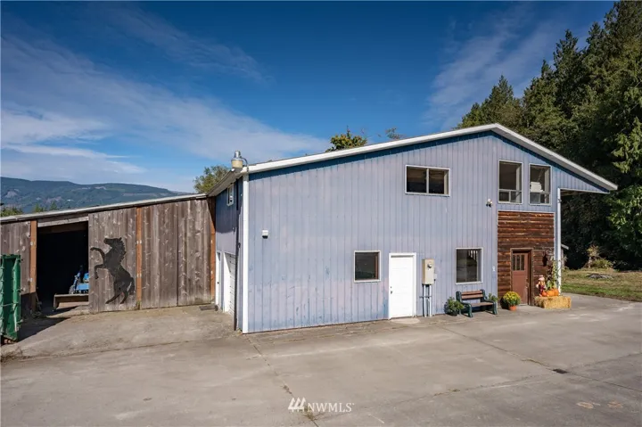 Barn House Retreat on 20 acres offers 3200 sq ft of upper living space, 5 BR, 5 Baths