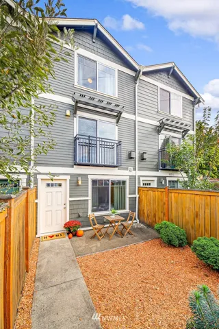 Welcome home to this 2007-built, freshly painted exterior townhome! Perfectlly situated on the "fringe" of the vibrant White Center business district.  86 Walkscore and 76 Bike Score make this a very convenient place to call home! Countless bars, cafes and restaurants are located within just a few blocks.  Be sure not to miss Protletariat Pizza, Bisquit Bitch, Beer Star, Fresh Flours Bakery/Cafe, Drunky Two Shoes BBQ, Full Tilt Ice Cream, Can Bar & 2 Fingers Social Club!