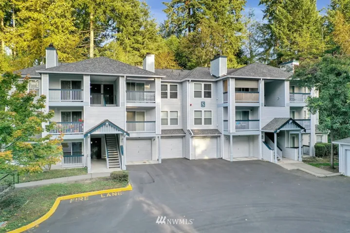 Welcome to Latitude! Nestled in a beautiful, scenic oasis in Federal way this complex boasts a nice club house, pool, hot tub and so much more!