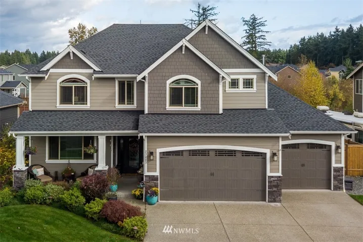 Gorgeous 3166 sq.ft. 4 bedroom, 2.5 bath in Grand Firs.  Features A/C, surround sound, and a ton of other upgrades