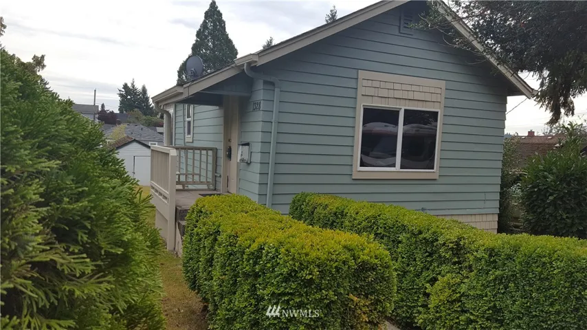 Welcome Home! Close In Bremerton 1 Bedroom 1 Bath Charmer Is Move In Ready For You & Yours. New Carpeting and Paint Make This Gem Sparkle