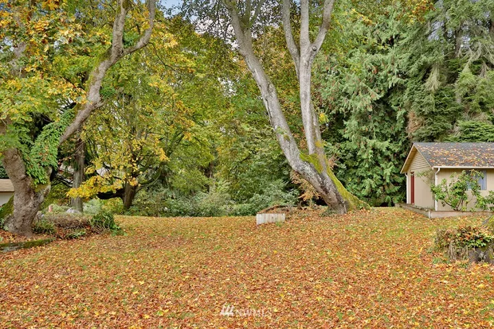 Light filled flat spacious lot! Bring your home plans and build up to maximize views! Lot includes membership to Scatchet Head Community Club with heated indoor seasonal pool, beach, tennis & basketball courts and more!