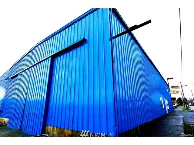 Awesome corner warehouse in downtown Montesano with a show room.