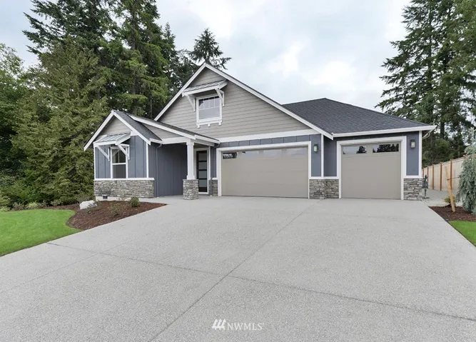 Rambler on large lot with 3 car garage!