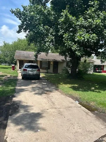 View of front of house with driveway and a front yard