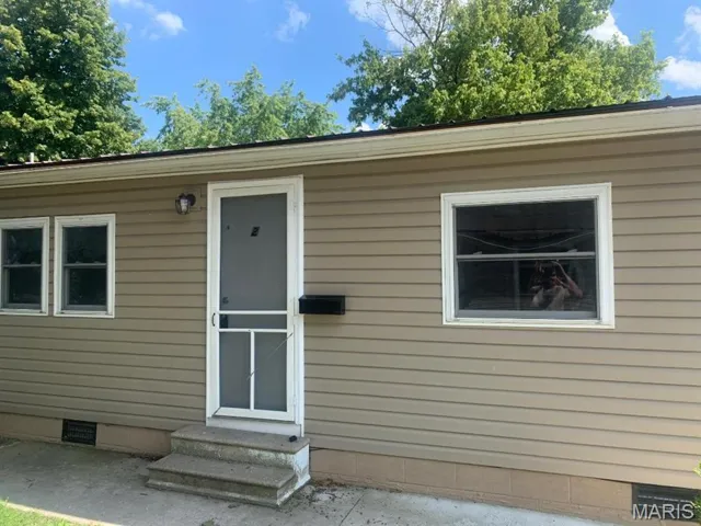 Entrance to property featuring crawl space