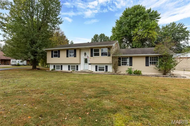 View of front of house featuring a front yard