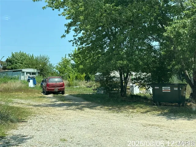 View of yard featuring driveway