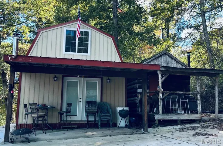 View of front of house with a gambrel roof