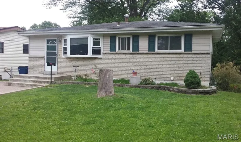 View of front of house featuring brick siding and a front yard
