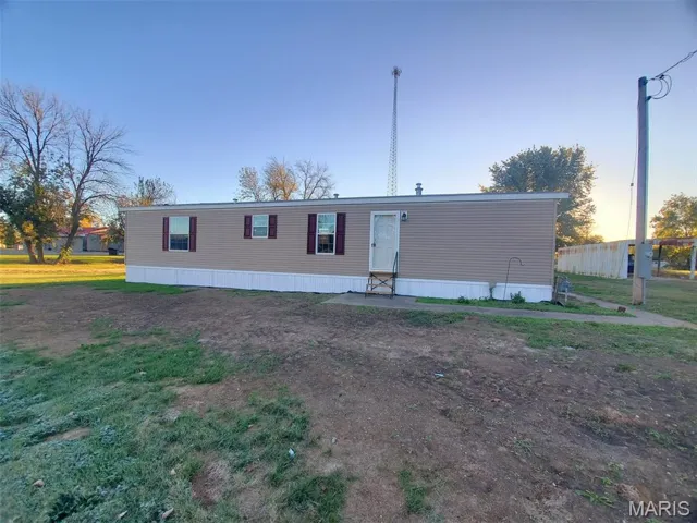 View of front facade featuring a front yard