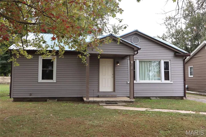 View of front facade with a front yard