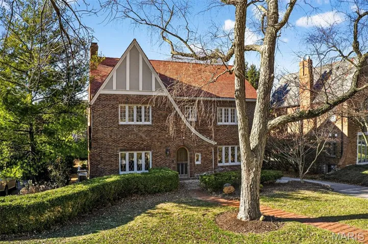 Welcone to 37 Ridgemoor Drive in popular Claverach Park.