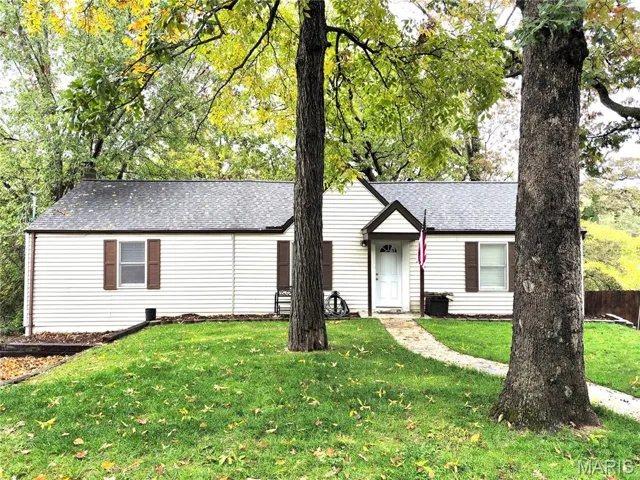 Ranch-style house architectural shingle roof.