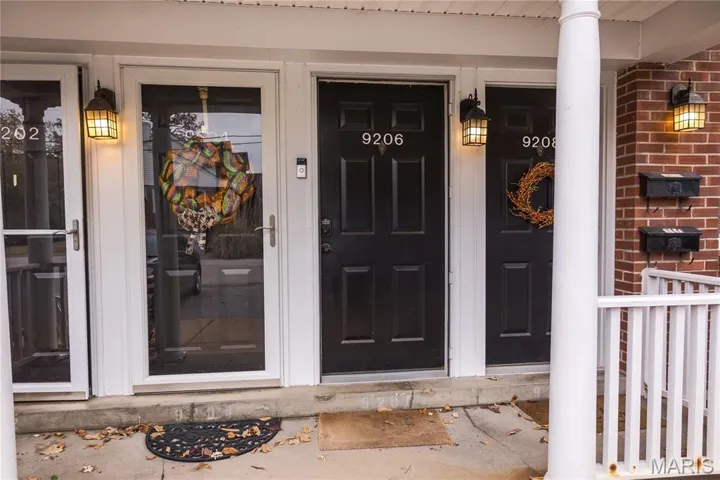 Work in the Jungle?  Live in the FOREST!  2BR/2BA undated Brentwood Forest second floor condo!