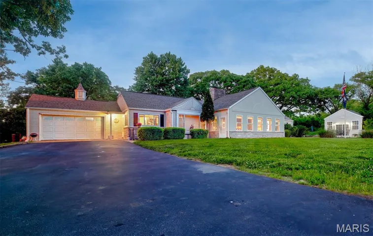 What do you need? Elbow room, business site, family home? This place has what you need!