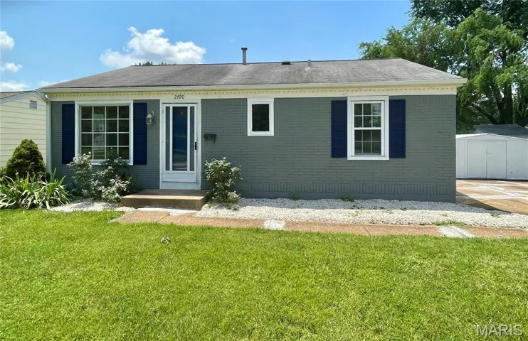 Great curb appeal w/French gray brick front w/white vinyl siding