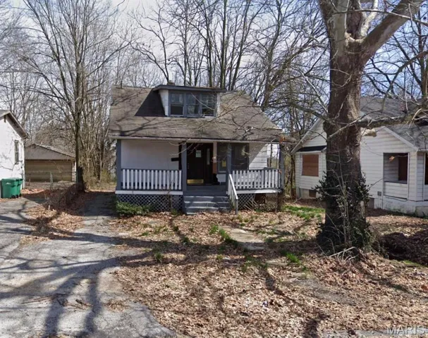 Bungalow featuring a porch and a shingled roof