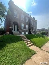 View of front facade featuring a front lawn