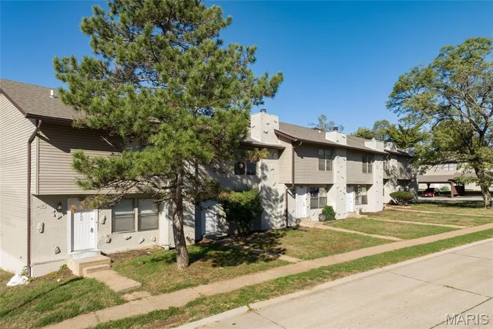View of front facade with a front yard