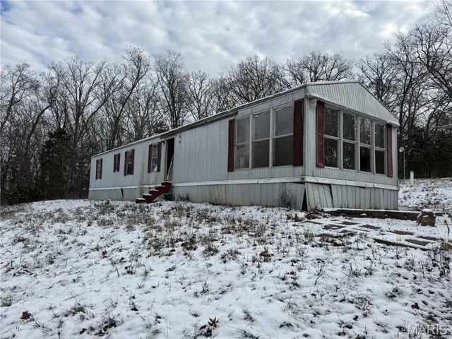 Manufactured / mobile home with a sunroom and entry steps