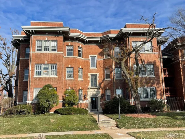 View of apartment building / complex