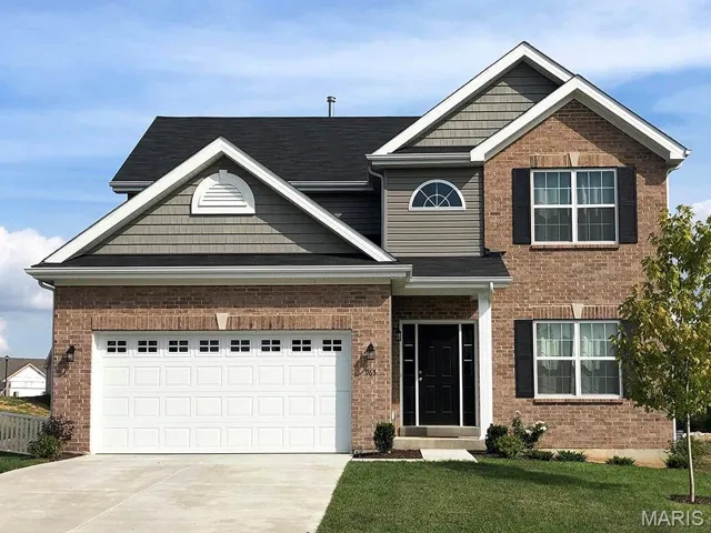 View of front facade featuring a front lawn