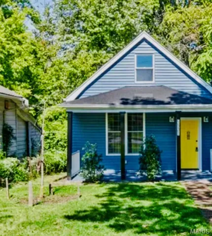 View of front of house featuring a front yard