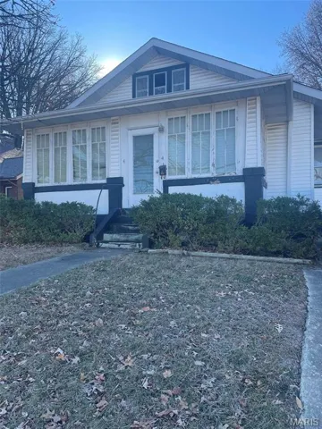 Bungalow-style home with entry steps