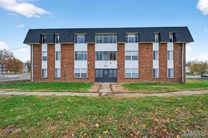 View of apartment building / complex