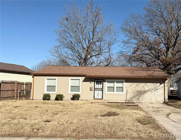 Ranch-style house with a shingled roof