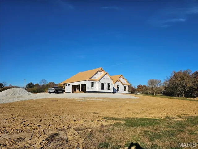 View of front facade featuring driveway