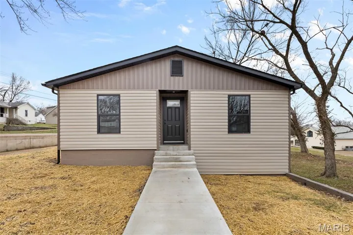 Bungalow featuring entry steps and a front yard