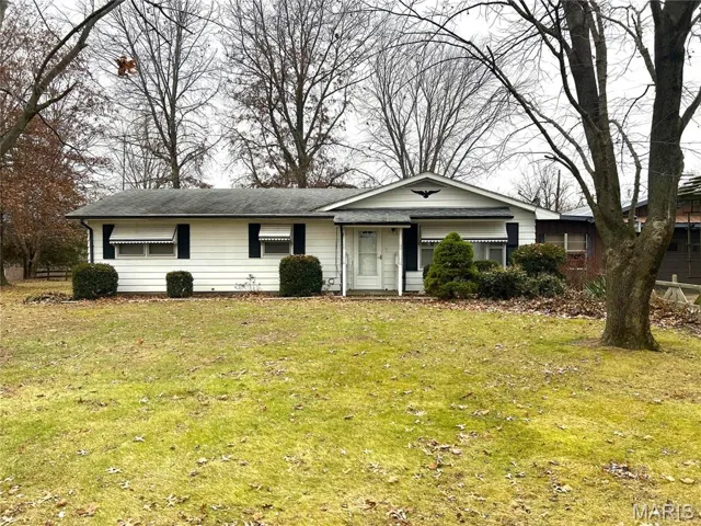 Ranch-style home with a front yard and a shingled roof