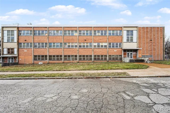 View of apartment building / complex